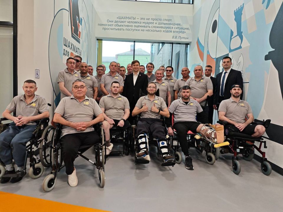 Шахматный клуб для Героев. Мы рады приветствовать в нашем Центре многократного чемпиона мира по шахматам Сергея Карякина Сегодня гроссмейстер открыл шахматный клуб и провел одновременный сеанс игры с10 бойцами СВО Шахматный клуб для Героев. Мы рады приветствовать в нашем Центре многократного чемпиона мира по шахматам Сергея Карякина Сегодня гроссмейстер открыл шахматный клуб и провел одновременный сеанс игры с10 бойцами СВО