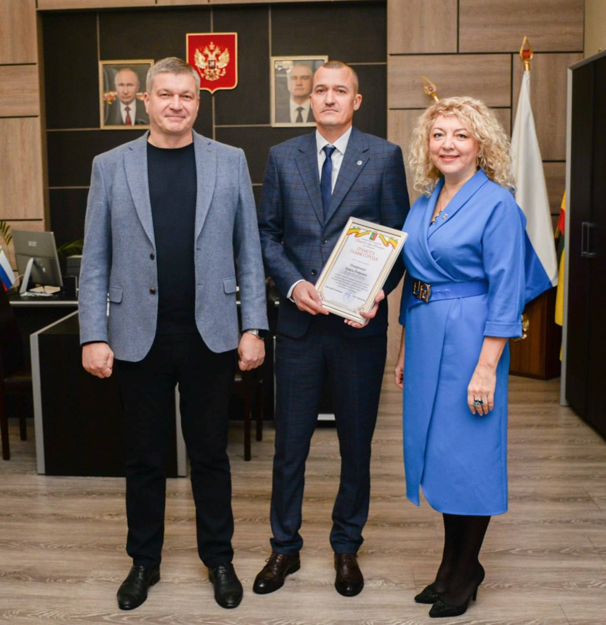 Александр Юрьев: Сегодня рабочий день начался с поздравления с Днём юриста людей, которые защищают интересы граждан и играют ключевую роль в укреплении правового статуса нашего государства Александр Юрьев: Сегодня рабочий день начался с поздравления с Днём юриста людей, которые защищают интересы граждан и играют ключевую роль в укреплении правового статуса нашего государства