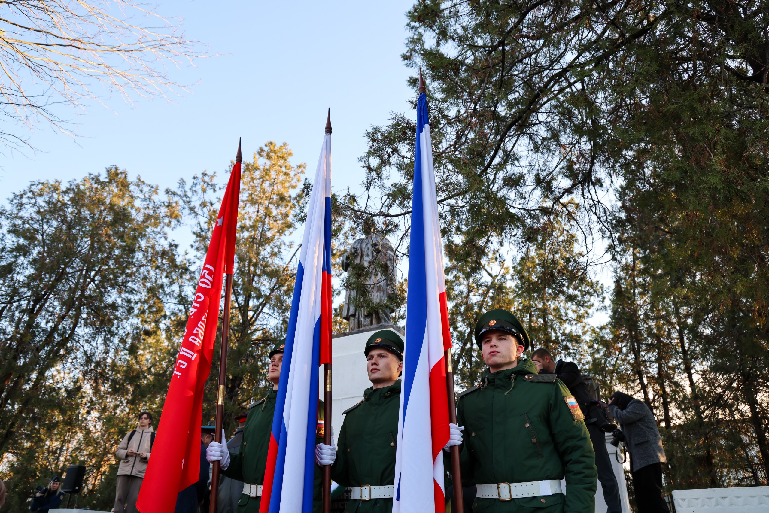 Юрий Гоцанюк: 3 декабря в России отмечается День Неизвестного солдата – день, когда мы склоняем головы в знак глубочайшего уважения и вечной памяти всем павшим защитникам Отечества Юрий Гоцанюк: 3 декабря в России отмечается День Неизвестного солдата – день, когда мы склоняем головы в знак глубочайшего уважения и вечной памяти всем павшим защитникам Отечества