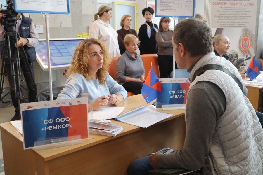 Зарплаты до 115 тыс. рублей предложили участникам СВО на форуме вакансий Зарплаты до 115 тыс. рублей предложили участникам СВО на форуме вакансий