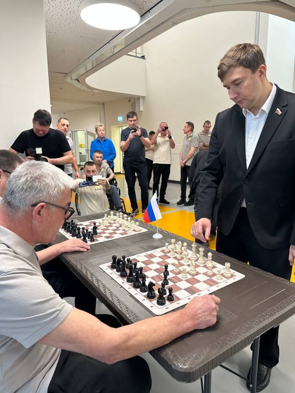 Шахматный клуб для Героев. Мы рады приветствовать в нашем Центре многократного чемпиона мира по шахматам Сергея Карякина Сегодня гроссмейстер открыл шахматный клуб и провел одновременный сеанс игры с10 бойцами СВО Шахматный клуб для Героев. Мы рады приветствовать в нашем Центре многократного чемпиона мира по шахматам Сергея Карякина Сегодня гроссмейстер открыл шахматный клуб и провел одновременный сеанс игры с10 бойцами СВО