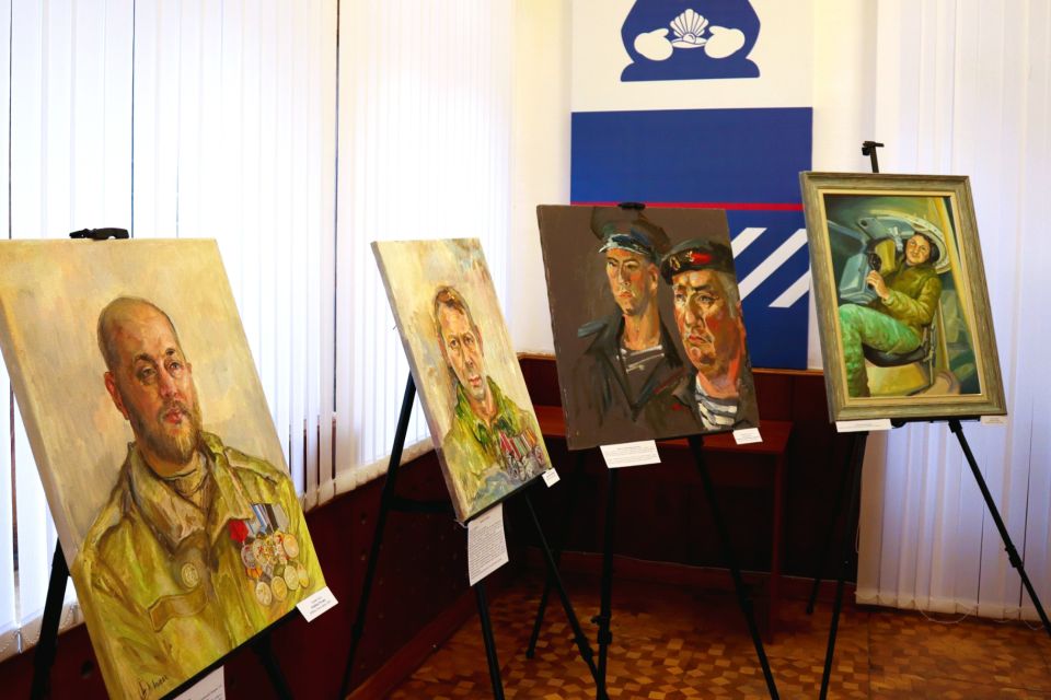 В Симферополе представлена выставка «Героями наша Отчизна сильна»