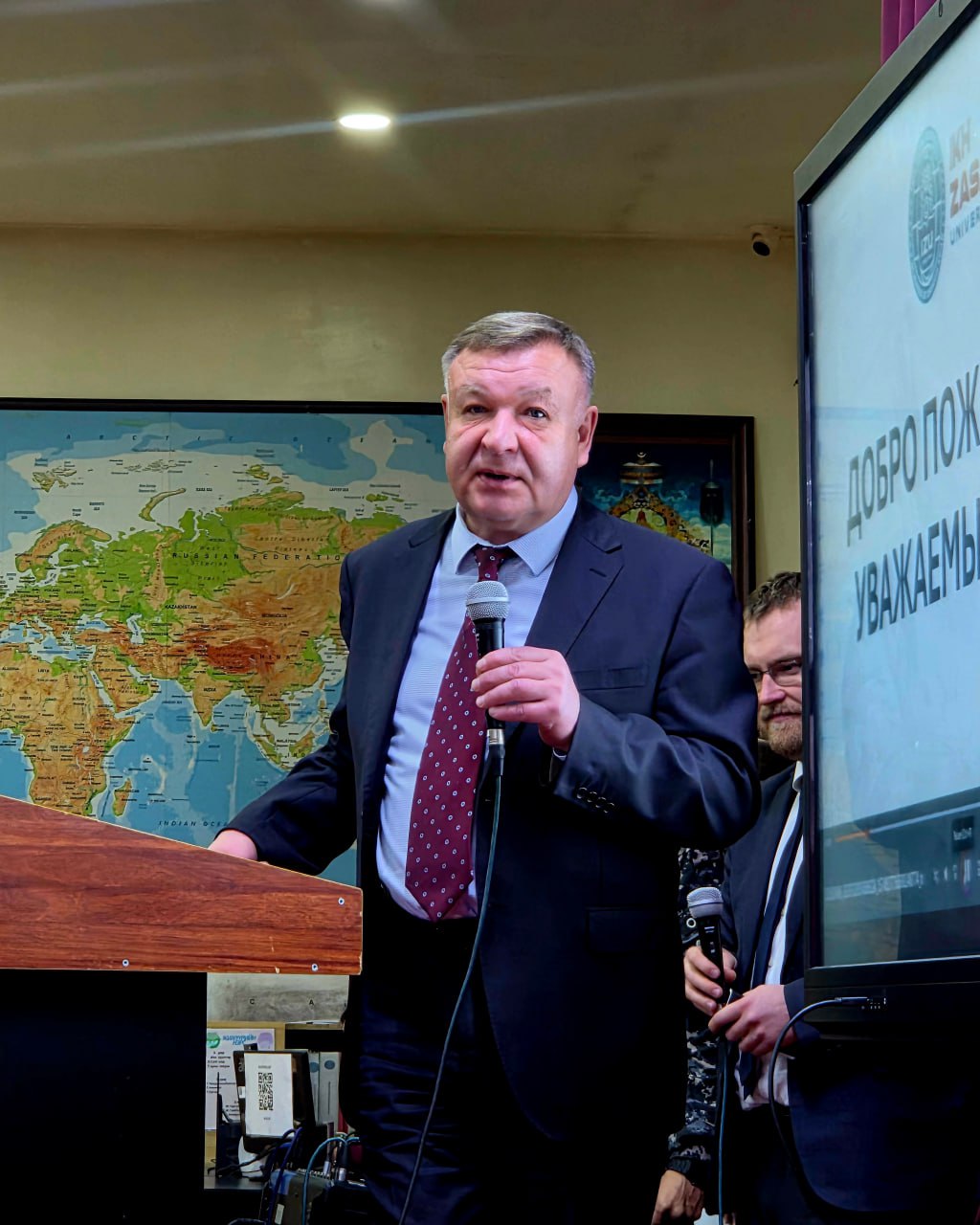 28 ноября с.г. дипломаты Посольства России в Монголии во главе с Чрезвычайным и Полномочным Послом А.Н.Евсиковым посетили Университет «Их засаг» по приглашению ректора Н.Ням-Осора 28 ноября с.г. дипломаты Посольства России в Монголии во главе с Чрезвычайным и Полномочным Послом А.Н.Евсиковым посетили Университет «Их засаг» по приглашению ректора Н.Ням-Осора