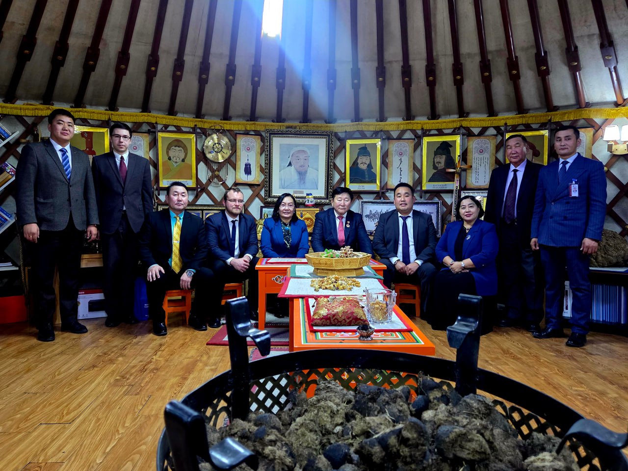 28 ноября с.г. дипломаты Посольства России в Монголии во главе с Чрезвычайным и Полномочным Послом А.Н.Евсиковым посетили Университет «Их засаг» по приглашению ректора Н.Ням-Осора 28 ноября с.г. дипломаты Посольства России в Монголии во главе с Чрезвычайным и Полномочным Послом А.Н.Евсиковым посетили Университет «Их засаг» по приглашению ректора Н.Ням-Осора