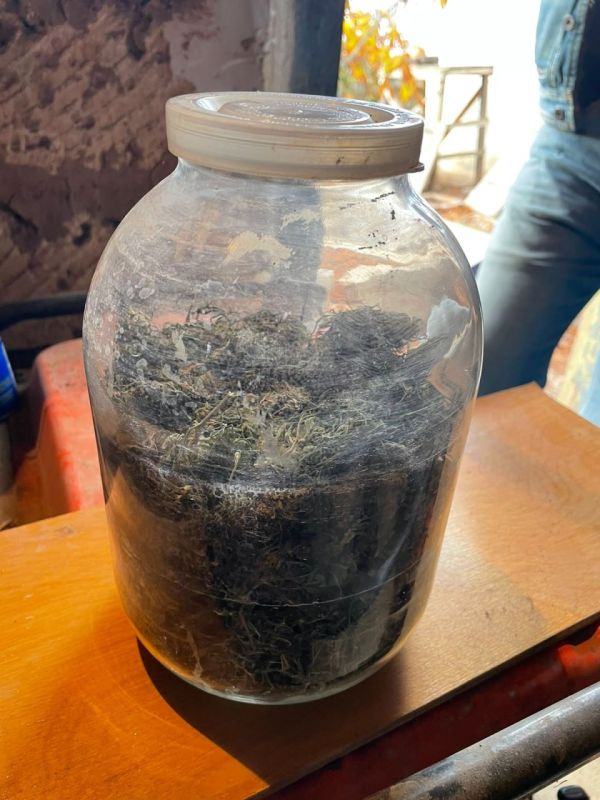 У жителя Сакского района нашли банку наркотиков