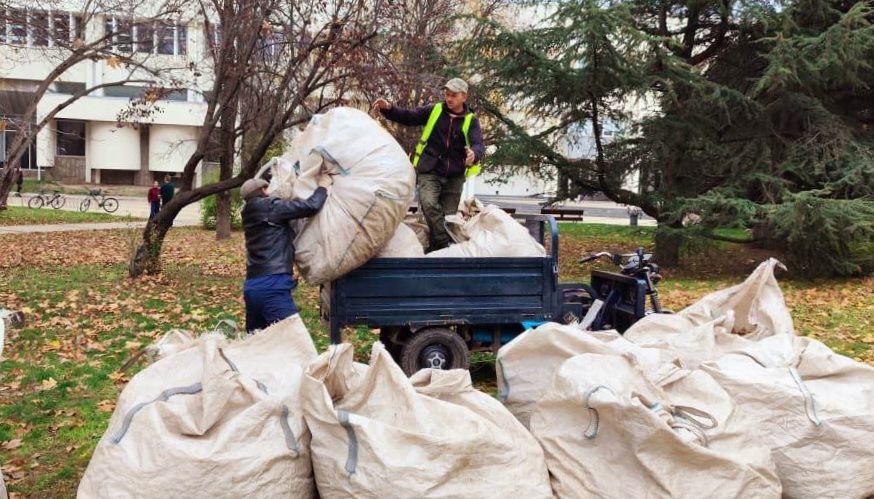 Каждый день сотрудники «Парков столицы» и подрядых организаций ухаживают за зелёными зонами города, чтобы они оставались местами, где хочется гулять, дышать глубже и проводить время с удовольствием Каждый день сотрудники «Парков столицы» и подрядых организаций ухаживают за зелёными зонами города, чтобы они оставались местами, где хочется гулять, дышать глубже и проводить время с удовольствием