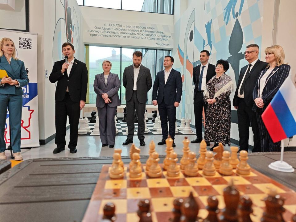 Шахматный клуб для Героев. Мы рады приветствовать в нашем Центре многократного чемпиона мира по шахматам Сергея Карякина Сегодня гроссмейстер открыл шахматный клуб и провел одновременный сеанс игры с10 бойцами СВО Шахматный клуб для Героев. Мы рады приветствовать в нашем Центре многократного чемпиона мира по шахматам Сергея Карякина Сегодня гроссмейстер открыл шахматный клуб и провел одновременный сеанс игры с10 бойцами СВО