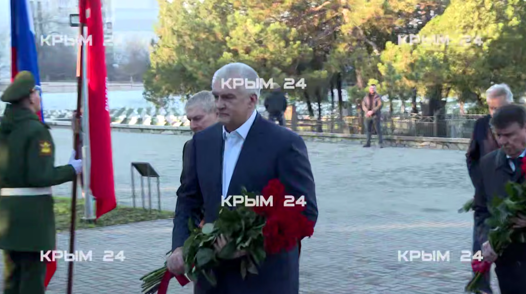 Власти Крыма возложили цветы на воинском кладбище в Симферополе ко Дню Неизвестного солдата