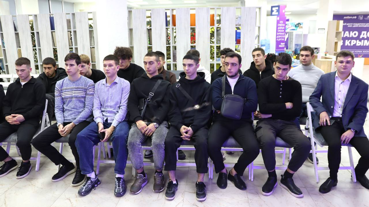 Анастасия Гридчина: Сегодня в Ресурсном центре поддержки добровольчества Республики Крым прошла встреча с молодежью, организованная Комитетом по народной дипломатии и межнациональным отношениям Молодежного парламента РК.... Анастасия Гридчина: Сегодня в Ресурсном центре поддержки добровольчества Республики Крым прошла встреча с молодежью, организованная Комитетом по народной дипломатии и межнациональным отношениям Молодежного парламента РК....