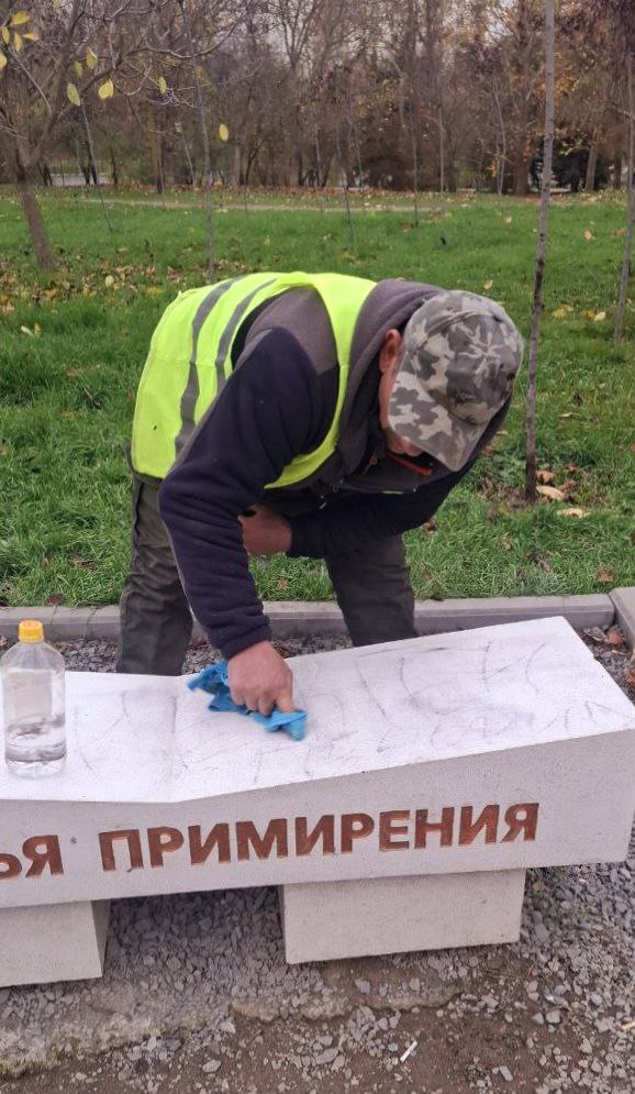 Каждый день сотрудники «Парков столицы» и подрядых организаций ухаживают за зелёными зонами города, чтобы они оставались местами, где хочется гулять, дышать глубже и проводить время с удовольствием Каждый день сотрудники «Парков столицы» и подрядых организаций ухаживают за зелёными зонами города, чтобы они оставались местами, где хочется гулять, дышать глубже и проводить время с удовольствием