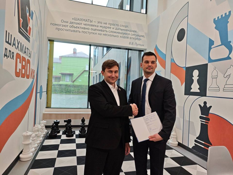 Шахматный клуб для Героев. Мы рады приветствовать в нашем Центре многократного чемпиона мира по шахматам Сергея Карякина Сегодня гроссмейстер открыл шахматный клуб и провел одновременный сеанс игры с10 бойцами СВО