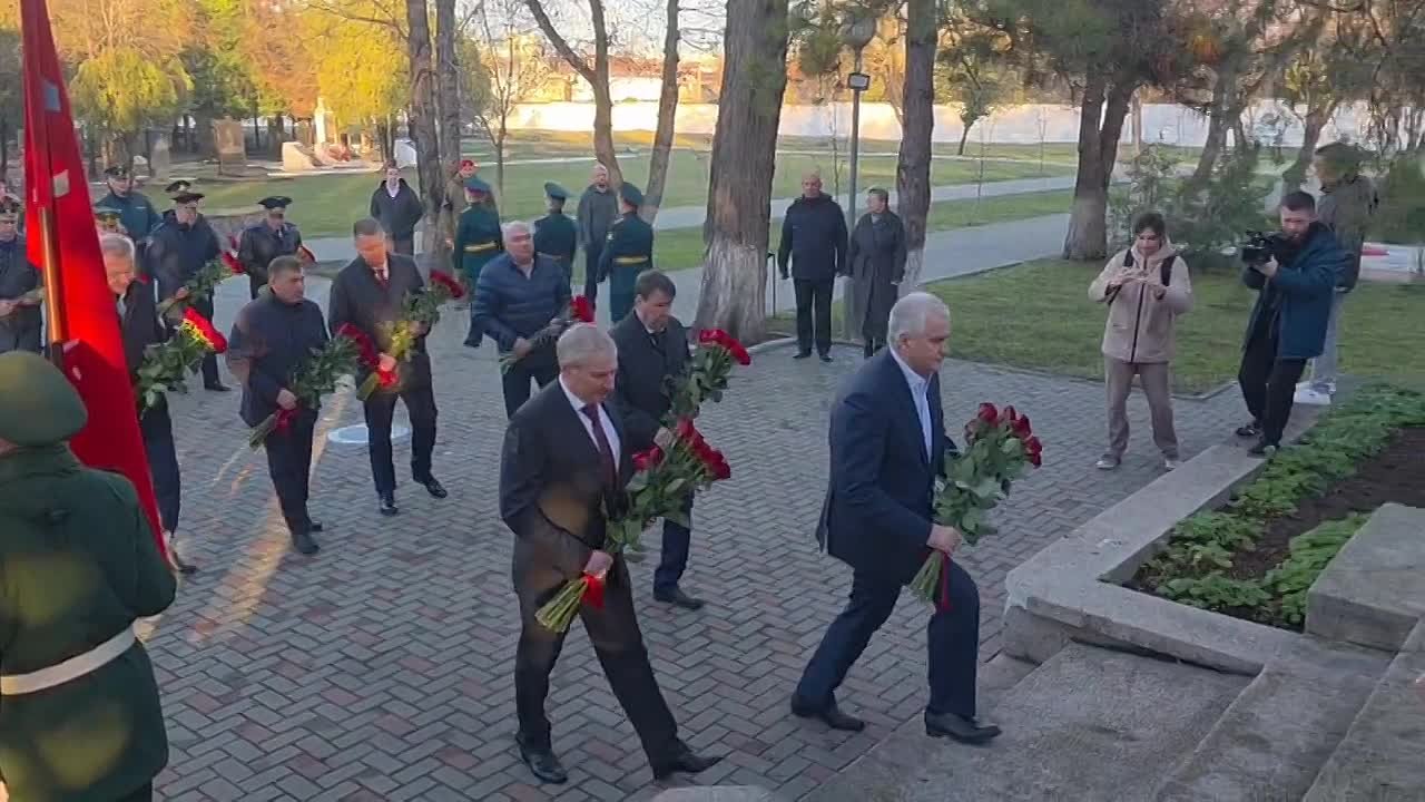 В Крыму и Севастополе росгвардейцы присоединились к мероприятиям, посвященным Дню Неизвестного солдата