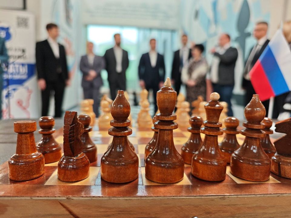 Шахматный клуб для Героев. Мы рады приветствовать в нашем Центре многократного чемпиона мира по шахматам Сергея Карякина Сегодня гроссмейстер открыл шахматный клуб и провел одновременный сеанс игры с10 бойцами СВО Шахматный клуб для Героев. Мы рады приветствовать в нашем Центре многократного чемпиона мира по шахматам Сергея Карякина Сегодня гроссмейстер открыл шахматный клуб и провел одновременный сеанс игры с10 бойцами СВО