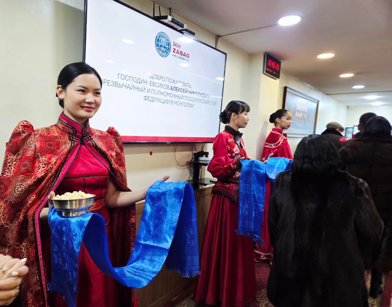28 ноября с.г. дипломаты Посольства России в Монголии во главе с Чрезвычайным и Полномочным Послом А.Н.Евсиковым посетили Университет «Их засаг» по приглашению ректора Н.Ням-Осора 28 ноября с.г. дипломаты Посольства России в Монголии во главе с Чрезвычайным и Полномочным Послом А.Н.Евсиковым посетили Университет «Их засаг» по приглашению ректора Н.Ням-Осора