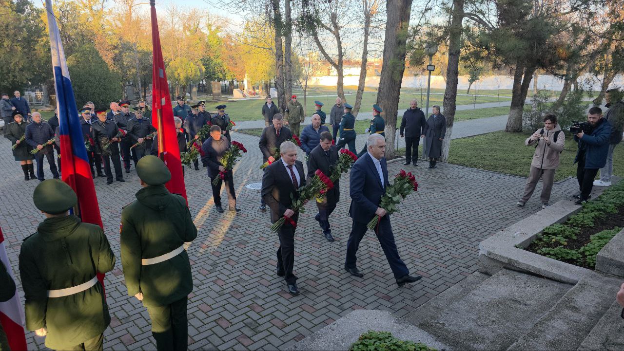 В Крыму и Севастополе росгвардейцы присоединились к мероприятиям, посвященным Дню Неизвестного солдата В Крыму и Севастополе росгвардейцы присоединились к мероприятиям, посвященным Дню Неизвестного солдата