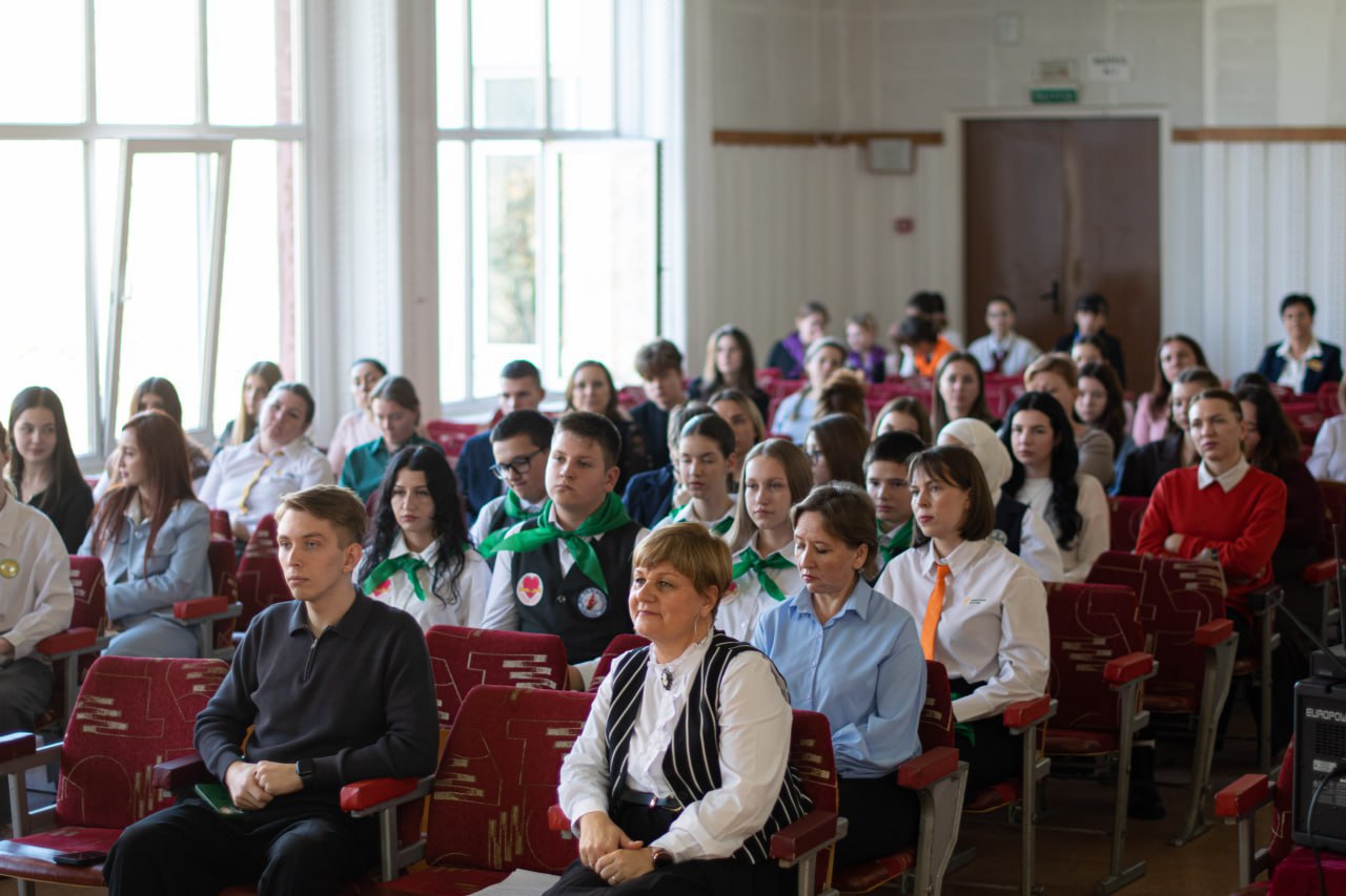 В Симферополе прошла конференция старшеклассников «Ровесник – ровеснику» В Симферополе прошла конференция старшеклассников «Ровесник – ровеснику»