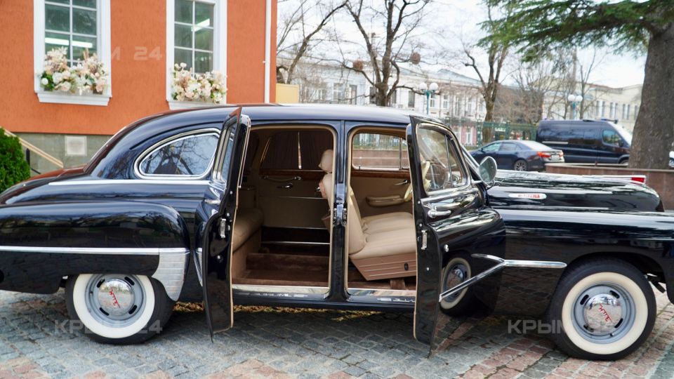 Митрополит Тихон представил отреставрированный легендарный советский автомобиль, который будет выставлен в Новом Херсонесе Митрополит Тихон представил отреставрированный легендарный советский автомобиль, который будет выставлен в Новом Херсонесе