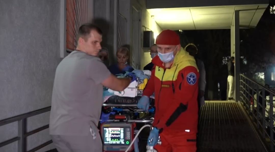 Девочку, пострадавшую от атаки ВСУ в Севастополе, отправили в Москву