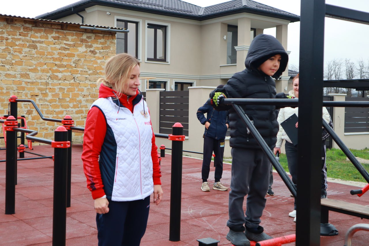 Дмитрий Чумаков: Недавно рассказывал о том, что до конца года в Белогорском районе появятся ещё несколько спортивных объектов — и сегодня совместно с руководящим составом Министерства спорта Республики Крым во главе с Ольгой... Дмитрий Чумаков: Недавно рассказывал о том, что до конца года в Белогорском районе появятся ещё несколько спортивных объектов — и сегодня совместно с руководящим составом Министерства спорта Республики Крым во главе с Ольгой...