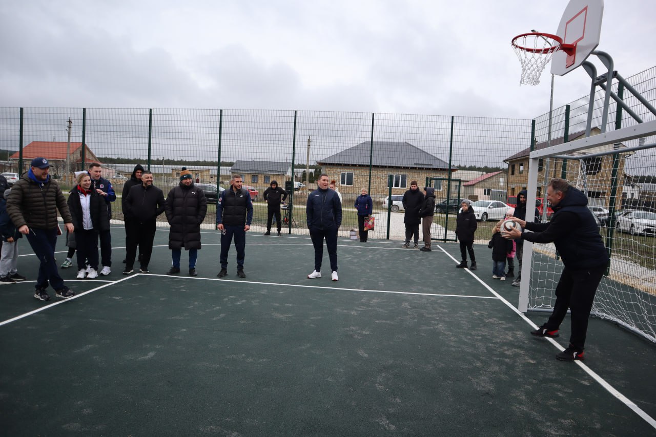 Дмитрий Чумаков: Недавно рассказывал о том, что до конца года в Белогорском районе появятся ещё несколько спортивных объектов — и сегодня совместно с руководящим составом Министерства спорта Республики Крым во главе с Ольгой... Дмитрий Чумаков: Недавно рассказывал о том, что до конца года в Белогорском районе появятся ещё несколько спортивных объектов — и сегодня совместно с руководящим составом Министерства спорта Республики Крым во главе с Ольгой...