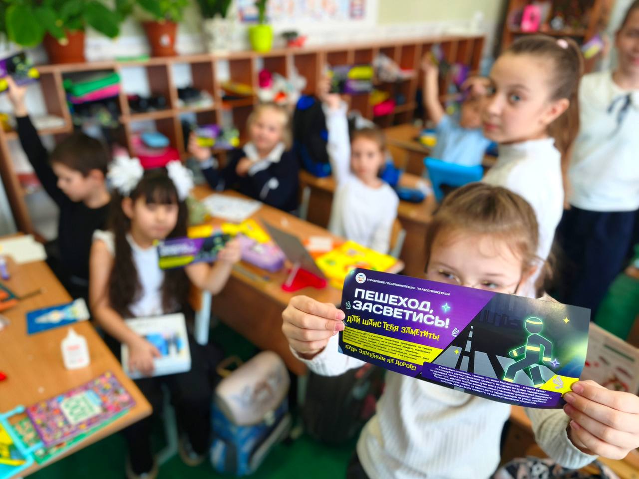 Четвероклассники из Ленинского района подготовили полезные световозвращающие подарки своим младшим друзьям