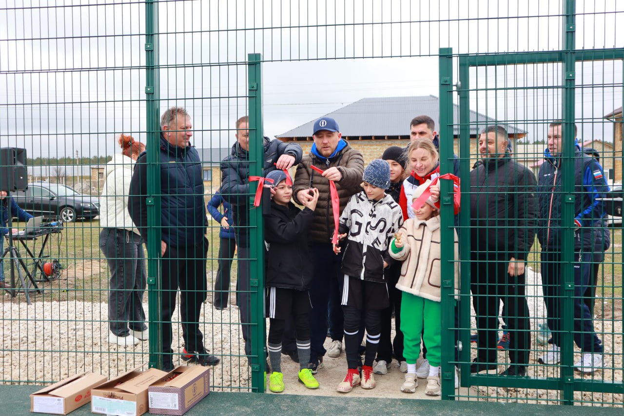 Дмитрий Чумаков: Недавно рассказывал о том, что до конца года в Белогорском районе появятся ещё несколько спортивных объектов — и сегодня совместно с руководящим составом Министерства спорта Республики Крым во главе с Ольгой... Дмитрий Чумаков: Недавно рассказывал о том, что до конца года в Белогорском районе появятся ещё несколько спортивных объектов — и сегодня совместно с руководящим составом Министерства спорта Республики Крым во главе с Ольгой...