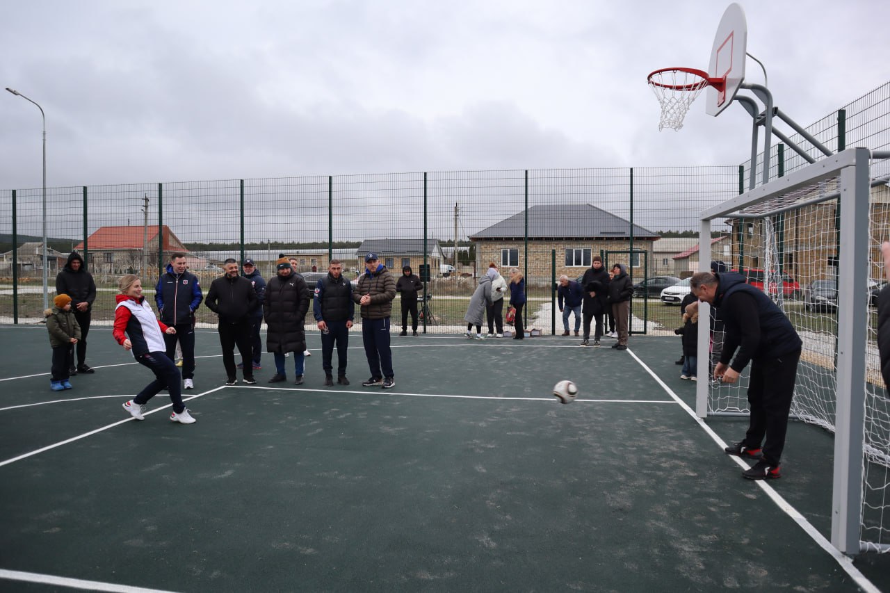 Дмитрий Чумаков: Недавно рассказывал о том, что до конца года в Белогорском районе появятся ещё несколько спортивных объектов — и сегодня совместно с руководящим составом Министерства спорта Республики Крым во главе с Ольгой... Дмитрий Чумаков: Недавно рассказывал о том, что до конца года в Белогорском районе появятся ещё несколько спортивных объектов — и сегодня совместно с руководящим составом Министерства спорта Республики Крым во главе с Ольгой...