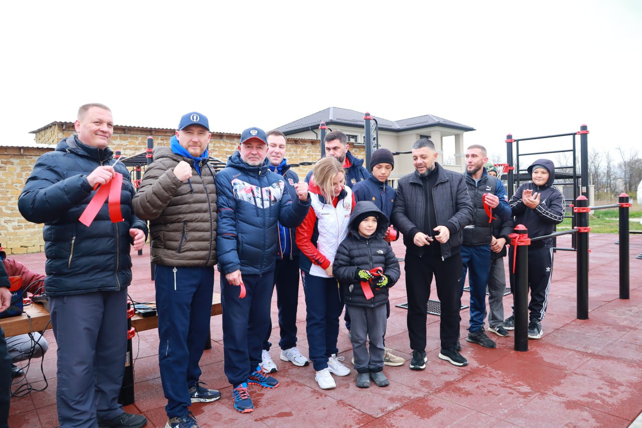 Дмитрий Чумаков: Недавно рассказывал о том, что до конца года в Белогорском районе появятся ещё несколько спортивных объектов — и сегодня совместно с руководящим составом Министерства спорта Республики Крым во главе с Ольгой... Дмитрий Чумаков: Недавно рассказывал о том, что до конца года в Белогорском районе появятся ещё несколько спортивных объектов — и сегодня совместно с руководящим составом Министерства спорта Республики Крым во главе с Ольгой...