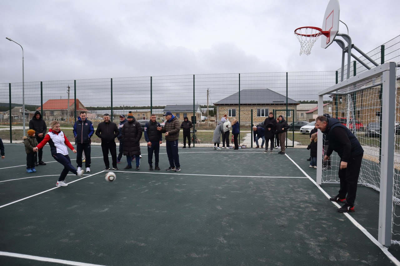 Дмитрий Чумаков: Недавно рассказывал о том, что до конца года в Белогорском районе появятся ещё несколько спортивных объектов — и сегодня совместно с руководящим составом Министерства спорта Республики Крым во главе с Ольгой... Дмитрий Чумаков: Недавно рассказывал о том, что до конца года в Белогорском районе появятся ещё несколько спортивных объектов — и сегодня совместно с руководящим составом Министерства спорта Республики Крым во главе с Ольгой...