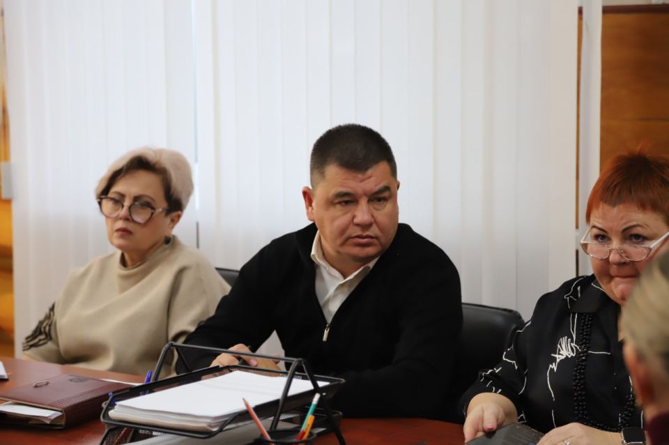 На аппаратном совещании напомнили главам о необходимости приведения в соответствие сельскохозяйственных ярмарок и содержания рекламных конструкций На аппаратном совещании напомнили главам о необходимости приведения в соответствие сельскохозяйственных ярмарок и содержания рекламных конструкций