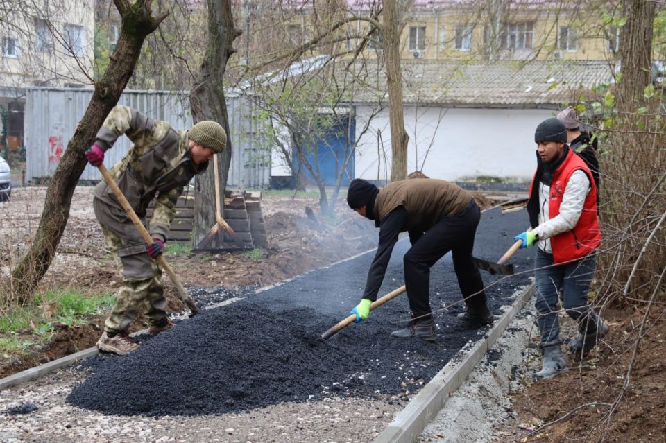 Олег Каторгин: В Керчи приступили к асфальтированию тротуаров между домами по ул. Нестерова, 6, 8 и Орджоникидзе, 51. Всего здесь предстоит уложить около 45 тонн асфальтобетона на площади в 450 кв. м Олег Каторгин: В Керчи приступили к асфальтированию тротуаров между домами по ул. Нестерова, 6, 8 и Орджоникидзе, 51. Всего здесь предстоит уложить около 45 тонн асфальтобетона на площади в 450 кв. м