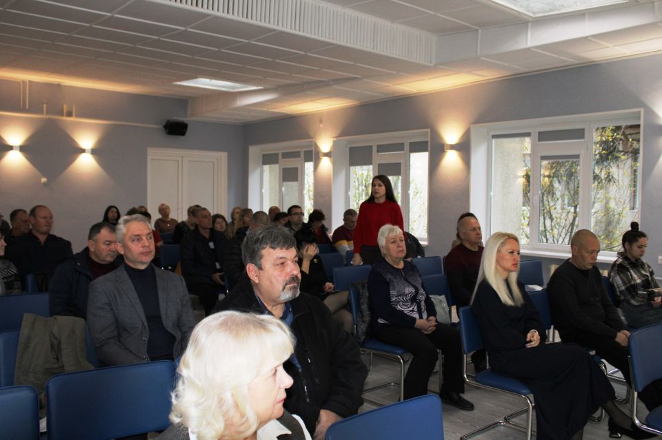 Игорь Крутьков: Сегодня на еженедельном аппаратном совещании с главами администраций муниципальных образований района и руководителями ресурсоснабжающих организаций обсудили следующие вопросы: Игорь Крутьков: Сегодня на еженедельном аппаратном совещании с главами администраций муниципальных образований района и руководителями ресурсоснабжающих организаций обсудили следующие вопросы: