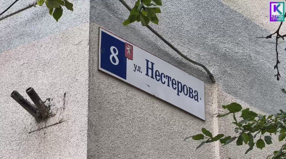 Олег Каторгин: В Керчи приступили к асфальтированию тротуаров между домами по ул. Нестерова, 6, 8 и Орджоникидзе, 51. Всего здесь предстоит уложить около 45 тонн асфальтобетона на площади в 450 кв. м