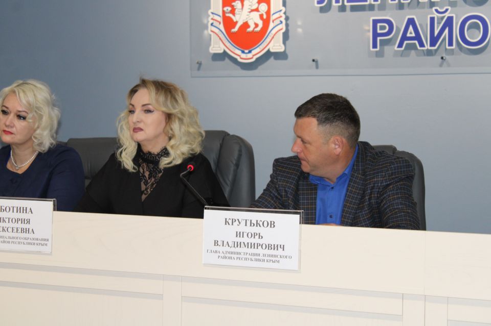 Глава администрации района Игорь Крутьков совместно с председателем районного совета Викторией Заботиной и заместителями главы администрации Еленой Рудюк, Алексеем Цюпило и Аметом Абильваповым провел еженедельное аппаратное... Глава администрации района Игорь Крутьков совместно с председателем районного совета Викторией Заботиной и заместителями главы администрации Еленой Рудюк, Алексеем Цюпило и Аметом Абильваповым провел еженедельное аппаратное...