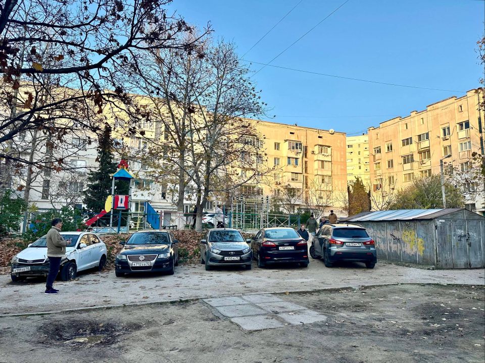 Владимир Немцев: В рамках декады приёмов граждан, приуроченной к 24-летию партии «Единая Россия», встретился с жителями домов по улице Александра Маринеско, 14, 16 и Тараса Шевченко, 31, 37, чтобы обсудить проект по... Владимир Немцев: В рамках декады приёмов граждан, приуроченной к 24-летию партии «Единая Россия», встретился с жителями домов по улице Александра Маринеско, 14, 16 и Тараса Шевченко, 31, 37, чтобы обсудить проект по...