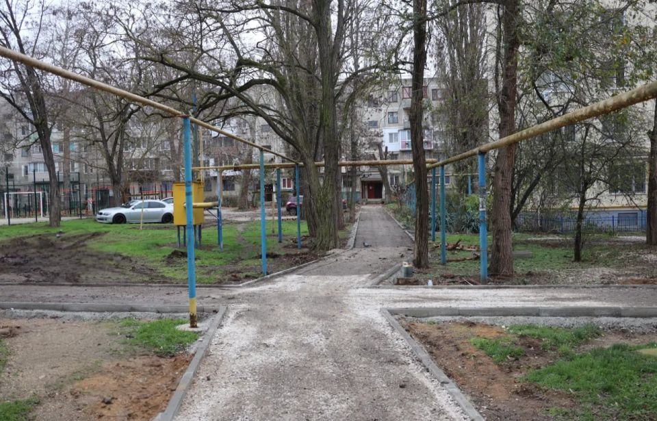 Олег Каторгин: В Керчи приступили к асфальтированию тротуаров между домами по ул. Нестерова, 6, 8 и Орджоникидзе, 51. Всего здесь предстоит уложить около 45 тонн асфальтобетона на площади в 450 кв. м Олег Каторгин: В Керчи приступили к асфальтированию тротуаров между домами по ул. Нестерова, 6, 8 и Орджоникидзе, 51. Всего здесь предстоит уложить около 45 тонн асфальтобетона на площади в 450 кв. м