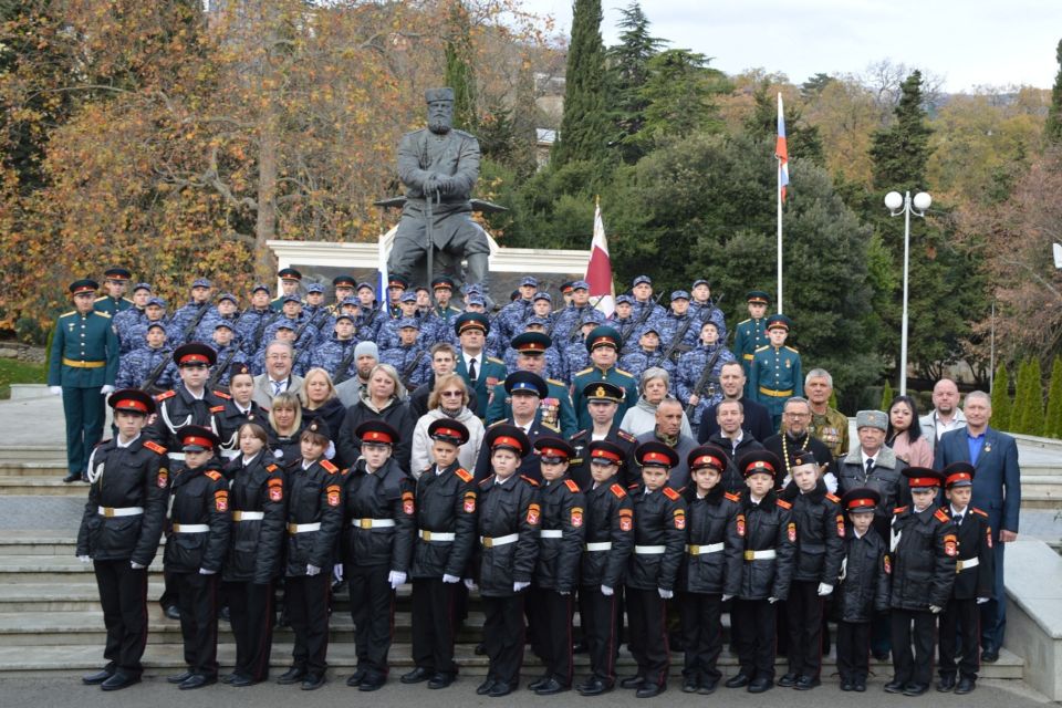 Военнослужащие службы Росгвардии дали присягу на верность Отечеству у памятника императору Александру III