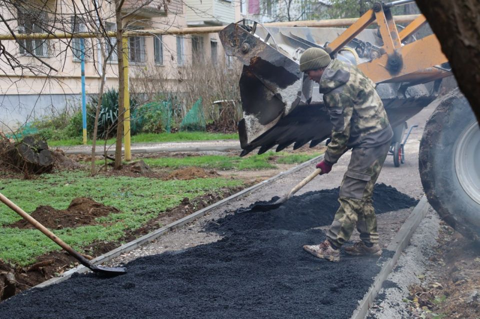 Олег Каторгин: В Керчи приступили к асфальтированию тротуаров между домами по ул. Нестерова, 6, 8 и Орджоникидзе, 51. Всего здесь предстоит уложить около 45 тонн асфальтобетона на площади в 450 кв. м Олег Каторгин: В Керчи приступили к асфальтированию тротуаров между домами по ул. Нестерова, 6, 8 и Орджоникидзе, 51. Всего здесь предстоит уложить около 45 тонн асфальтобетона на площади в 450 кв. м