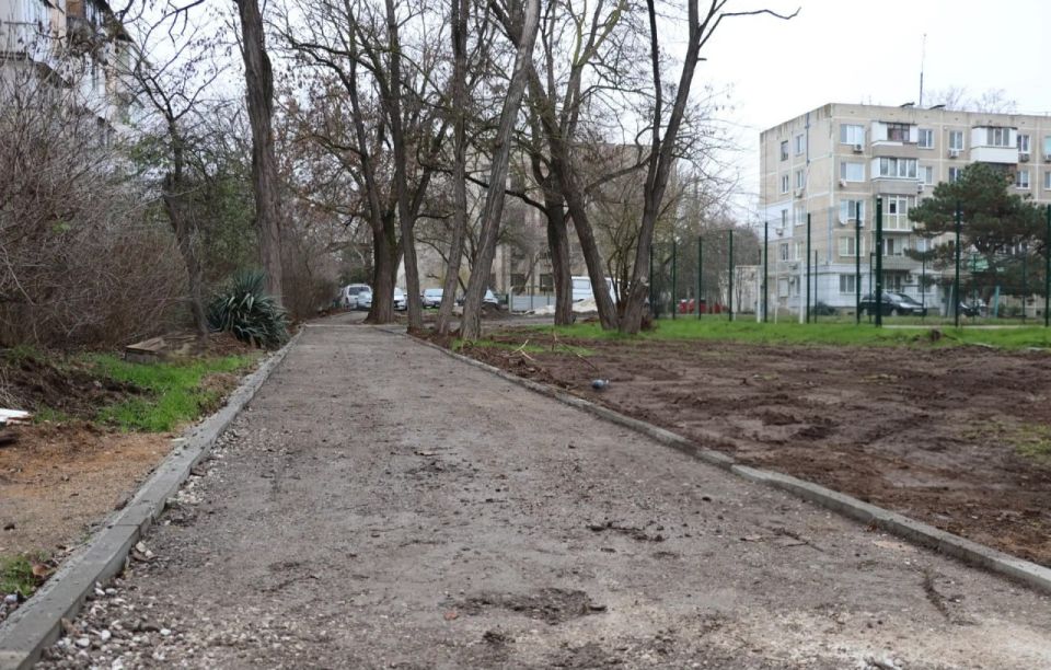 Олег Каторгин: В Керчи приступили к асфальтированию тротуаров между домами по ул. Нестерова, 6, 8 и Орджоникидзе, 51. Всего здесь предстоит уложить около 45 тонн асфальтобетона на площади в 450 кв. м Олег Каторгин: В Керчи приступили к асфальтированию тротуаров между домами по ул. Нестерова, 6, 8 и Орджоникидзе, 51. Всего здесь предстоит уложить около 45 тонн асфальтобетона на площади в 450 кв. м