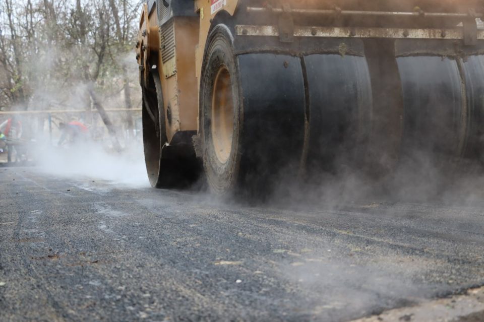 Олег Каторгин: В Керчи приступили к асфальтированию тротуаров между домами по ул. Нестерова, 6, 8 и Орджоникидзе, 51. Всего здесь предстоит уложить около 45 тонн асфальтобетона на площади в 450 кв. м Олег Каторгин: В Керчи приступили к асфальтированию тротуаров между домами по ул. Нестерова, 6, 8 и Орджоникидзе, 51. Всего здесь предстоит уложить около 45 тонн асфальтобетона на площади в 450 кв. м