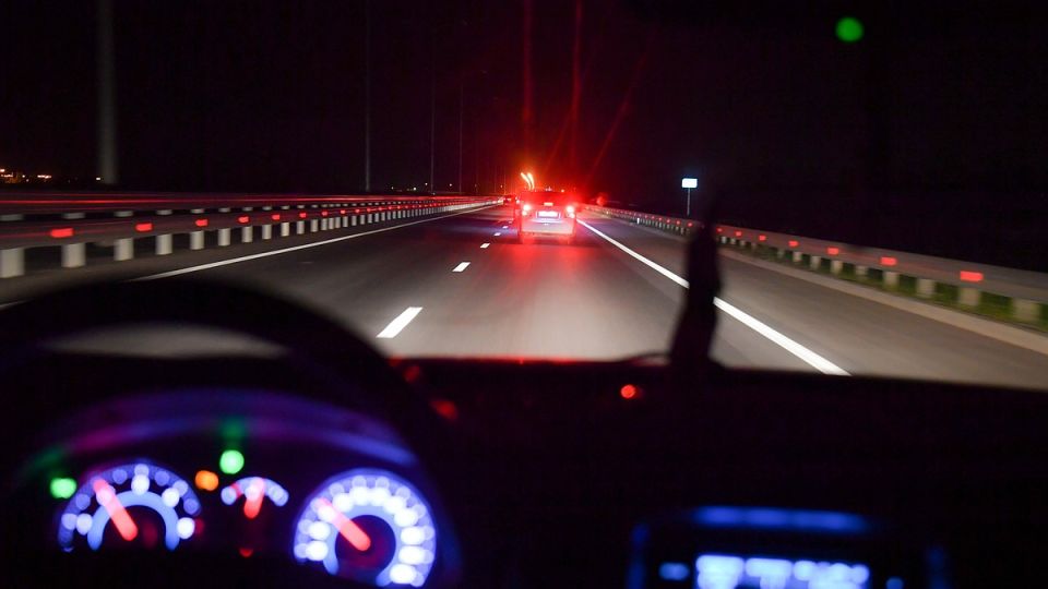 Очередь перед Крымским мостом продолжает расти