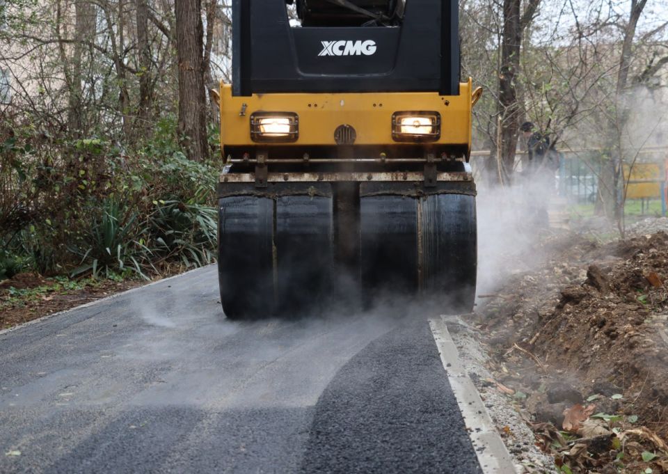 Олег Каторгин: В Керчи приступили к асфальтированию тротуаров между домами по ул. Нестерова, 6, 8 и Орджоникидзе, 51. Всего здесь предстоит уложить около 45 тонн асфальтобетона на площади в 450 кв. м Олег Каторгин: В Керчи приступили к асфальтированию тротуаров между домами по ул. Нестерова, 6, 8 и Орджоникидзе, 51. Всего здесь предстоит уложить около 45 тонн асфальтобетона на площади в 450 кв. м