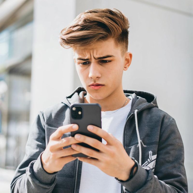 Школьник из Севастополя за 300 рублей рассылал ложные сообщения о минировании школ