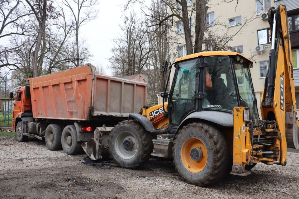 Олег Каторгин: В Керчи приступили к асфальтированию тротуаров между домами по ул. Нестерова, 6, 8 и Орджоникидзе, 51. Всего здесь предстоит уложить около 45 тонн асфальтобетона на площади в 450 кв. м Олег Каторгин: В Керчи приступили к асфальтированию тротуаров между домами по ул. Нестерова, 6, 8 и Орджоникидзе, 51. Всего здесь предстоит уложить около 45 тонн асфальтобетона на площади в 450 кв. м