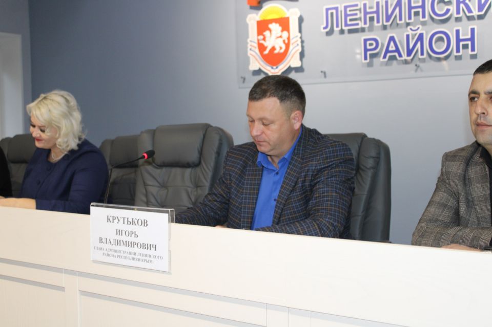 Глава администрации района Игорь Крутьков совместно с председателем районного совета Викторией Заботиной и заместителями главы администрации Еленой Рудюк, Алексеем Цюпило и Аметом Абильваповым провел еженедельное аппаратное... Глава администрации района Игорь Крутьков совместно с председателем районного совета Викторией Заботиной и заместителями главы администрации Еленой Рудюк, Алексеем Цюпило и Аметом Абильваповым провел еженедельное аппаратное...