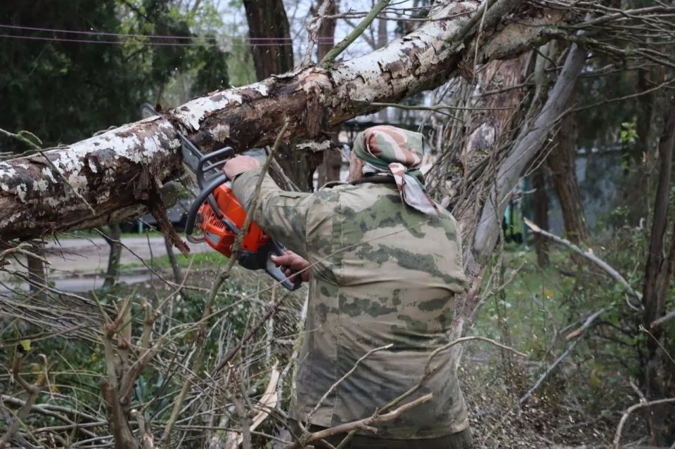 Олег Каторгин: В Керчи продолжаются работы по ликвидации последствий сильного ветра, обрушившегося на город накануне Олег Каторгин: В Керчи продолжаются работы по ликвидации последствий сильного ветра, обрушившегося на город накануне