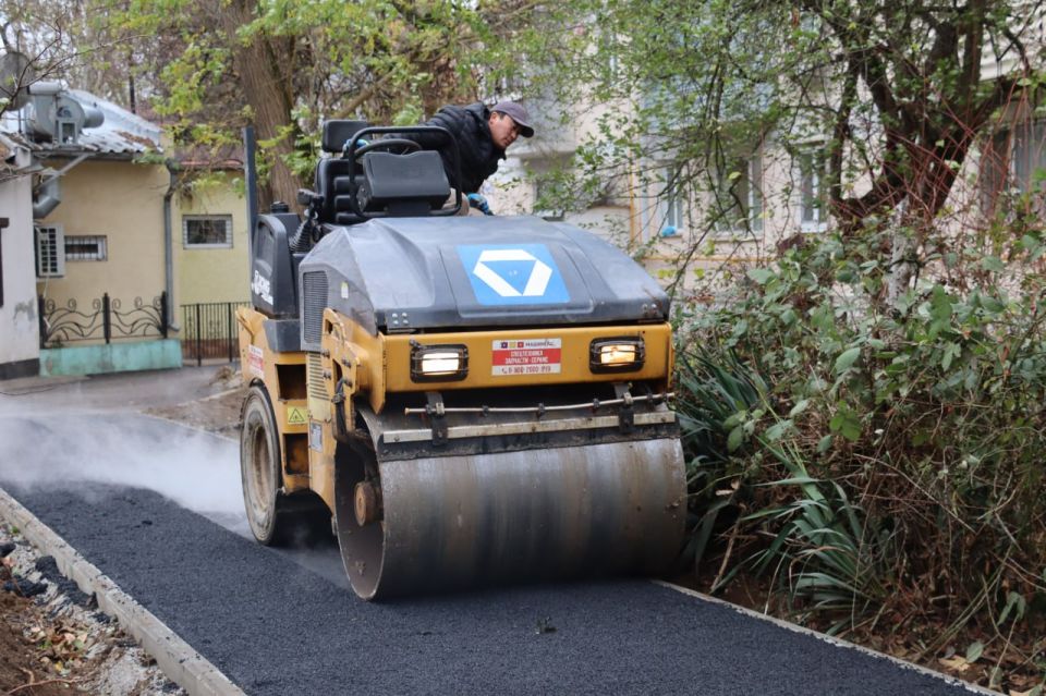Олег Каторгин: В Керчи приступили к асфальтированию тротуаров между домами по ул. Нестерова, 6, 8 и Орджоникидзе, 51. Всего здесь предстоит уложить около 45 тонн асфальтобетона на площади в 450 кв. м Олег Каторгин: В Керчи приступили к асфальтированию тротуаров между домами по ул. Нестерова, 6, 8 и Орджоникидзе, 51. Всего здесь предстоит уложить около 45 тонн асфальтобетона на площади в 450 кв. м