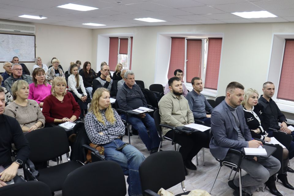 В администрации Сакского района Республики Крым прошел семинар для муниципальных служащих и директоров муниципальных учреждений Сакского района по вопросам профилактики и противодействия коррупции