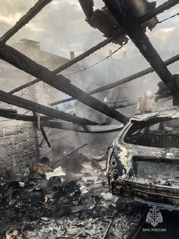 Гараж с легковушкой сгорел в Севастополе Гараж с легковушкой сгорел в Севастополе