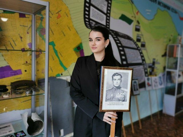 Давайте вместе о героях вспомним! Давайте вместе о героях вспомним!